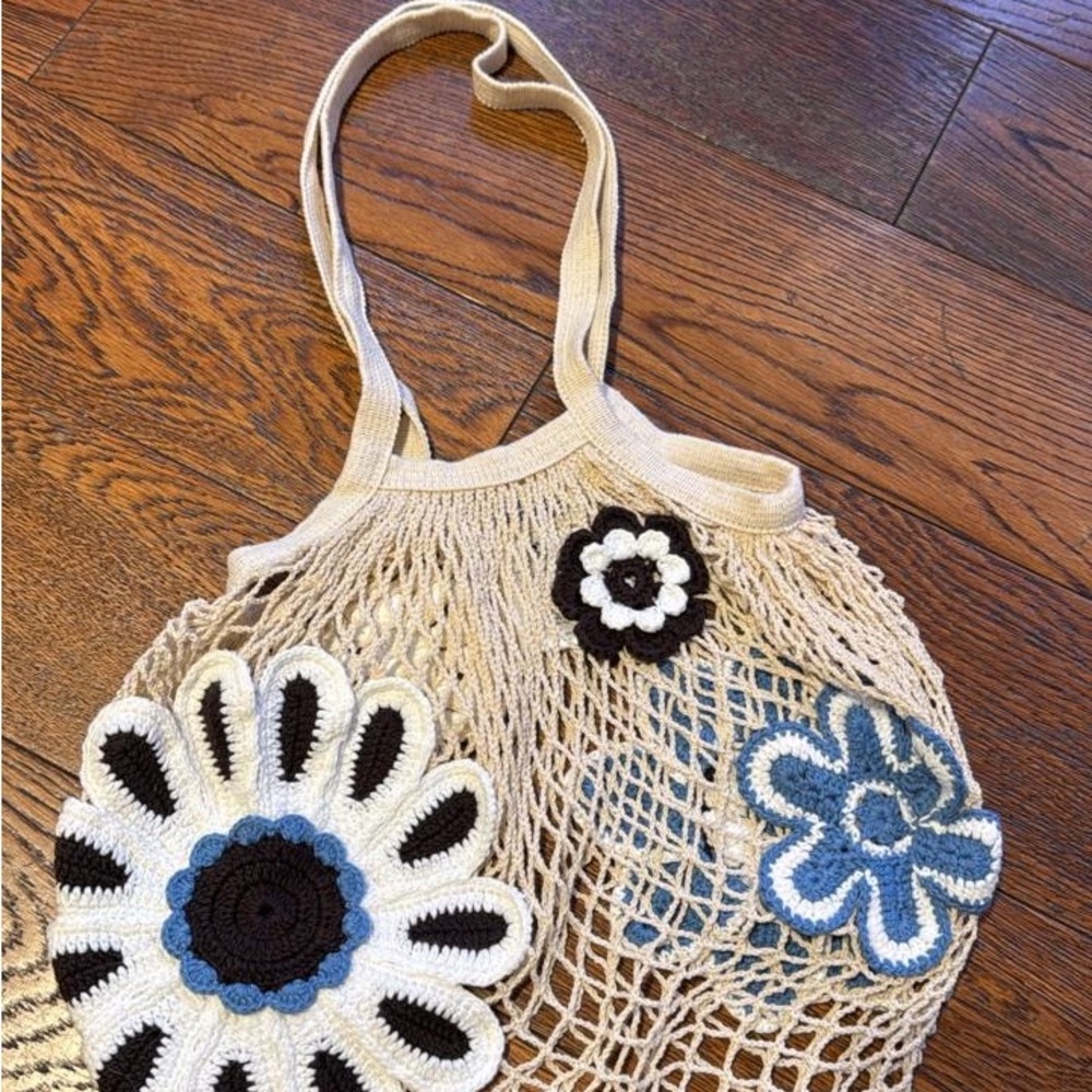 Crocheted cotton Floral Mesh Tote Bag in Cream and Blue Baum und Pferdgarten - Picture 4 of 9